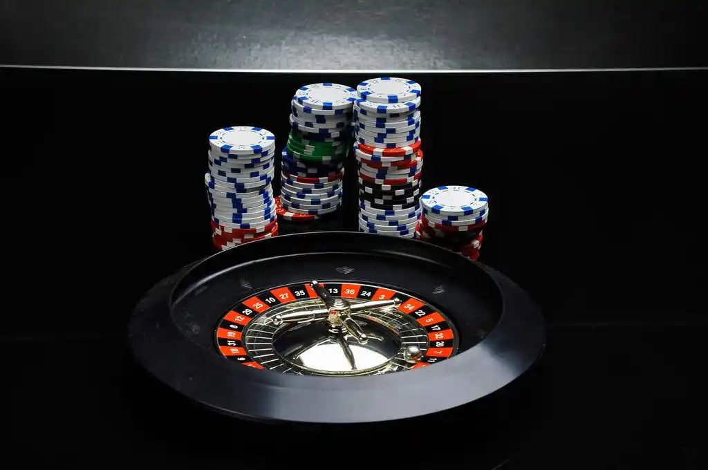 777bigwin Mobile APP ဖုန်းမျက်နှာပြင်တွင် Sportsbook နှင့် Live Casino ကစားနေသောမြင်ကွင်း
